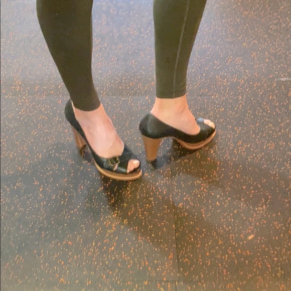 Michael Kors Platform open toe pumps. - Picture 4 of 4